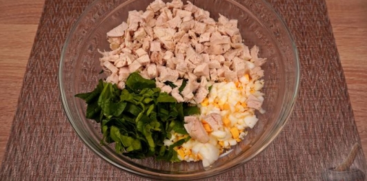 Фото приготовления рецепта: Салат с курицей, шпинатом и сыром - шаг №11