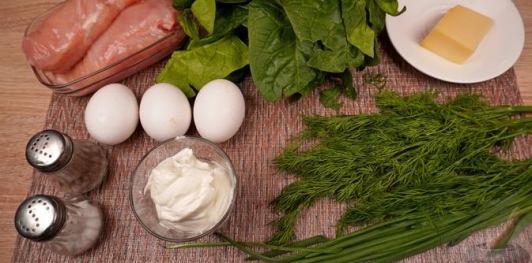 Фото приготовления рецепта: Салат с курицей, шпинатом и сыром - шаг №1