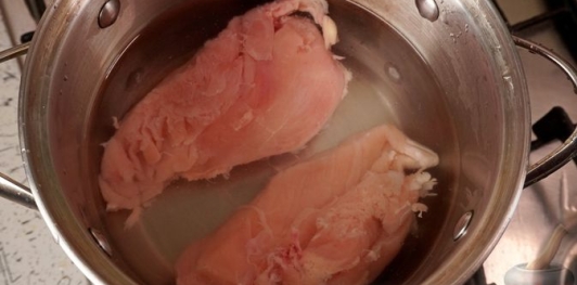 Фото приготовления рецепта: Салат с курицей, шпинатом и сыром - шаг №3