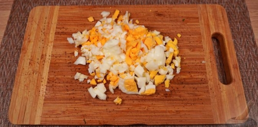 Фото приготовления рецепта: Салат с курицей, шпинатом и сыром - шаг №8