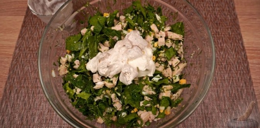 Фото приготовления рецепта: Салат с курицей, шпинатом и сыром - шаг №14