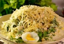 Салат с курицей, шпинатом и сыром