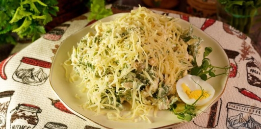 Фото приготовления рецепта: Салат с курицей, шпинатом и сыром - шаг №17