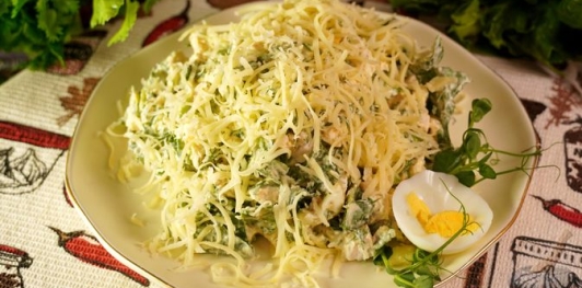 Фото приготовления рецепта: Салат с курицей, шпинатом и сыром - шаг №16