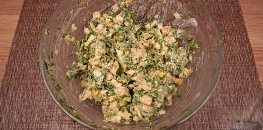 Фото приготовления рецепта: Салат с курицей, шпинатом и сыром - шаг №15