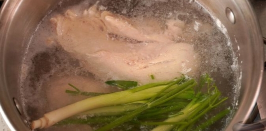 Фото приготовления рецепта: Салат с курицей, шпинатом и сыром - шаг №5