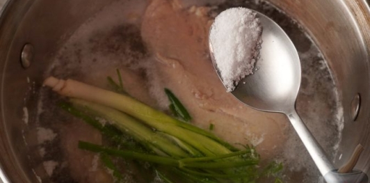 Фото приготовления рецепта: Салат с курицей, шпинатом и сыром - шаг №6