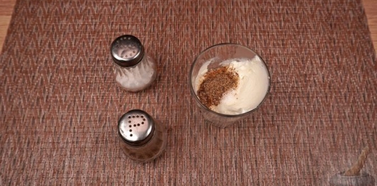 Фото приготовления рецепта: Салат с курицей, шпинатом и сыром - шаг №13