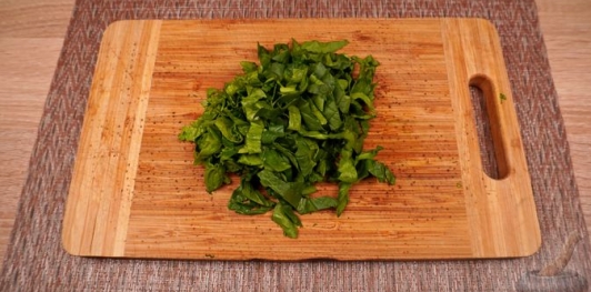 Фото приготовления рецепта: Салат с курицей, шпинатом и сыром - шаг №7