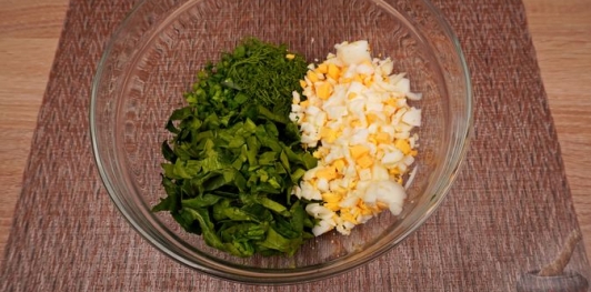 Фото приготовления рецепта: Салат с курицей, шпинатом и сыром - шаг №9