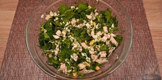 Фото приготовления рецепта: Салат с курицей, шпинатом и сыром - шаг №12