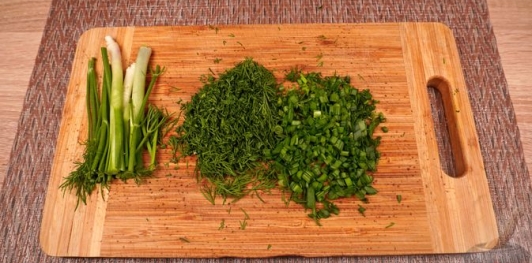 Фото приготовления рецепта: Салат с курицей, шпинатом и сыром - шаг №4