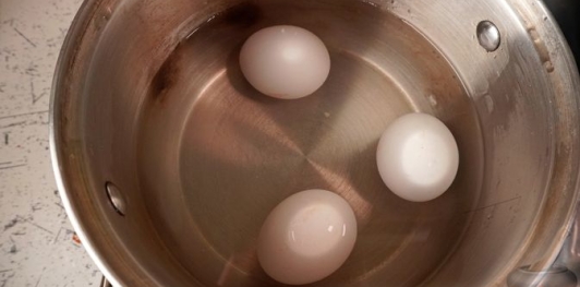 Фото приготовления рецепта: Салат с курицей, шпинатом и сыром - шаг №2