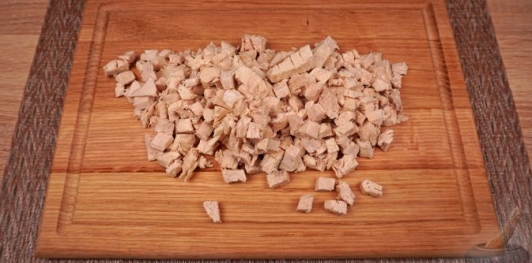 Фото приготовления рецепта: Салат с курицей, шпинатом и сыром - шаг №10