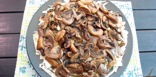 Фото приготовления рецепта: Салат с пекинской капустой, курицей и шампиньонами - шаг №20