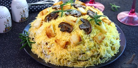 Фото приготовления рецепта: Салат с пекинской капустой, курицей и шампиньонами - шаг №28