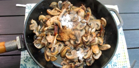 Фото приготовления рецепта: Салат с пекинской капустой, курицей и шампиньонами - шаг №3