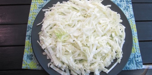 Фото приготовления рецепта: Салат с пекинской капустой, курицей и шампиньонами - шаг №18