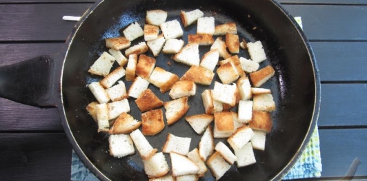 Фото приготовления рецепта: Салат с пекинской капустой, курицей и шампиньонами - шаг №8