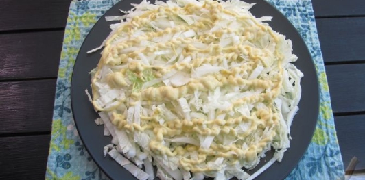 Фото приготовления рецепта: Салат с пекинской капустой, курицей и шампиньонами - шаг №19