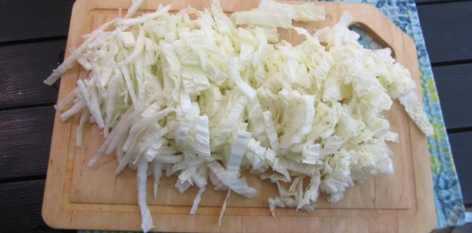 Фото приготовления рецепта: Салат с пекинской капустой, курицей и шампиньонами - шаг №17