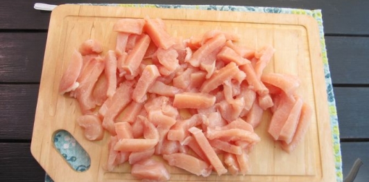 Фото приготовления рецепта: Салат с пекинской капустой, курицей и шампиньонами - шаг №9