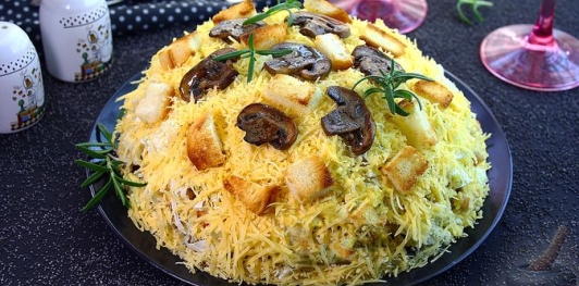 Фото приготовления рецепта: Салат с пекинской капустой, курицей и шампиньонами - шаг №29