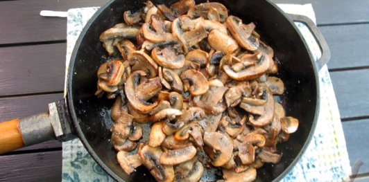 Фото приготовления рецепта: Салат с пекинской капустой, курицей и шампиньонами - шаг №5