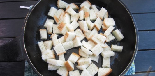 Фото приготовления рецепта: Салат с пекинской капустой, курицей и шампиньонами - шаг №7