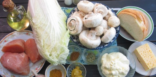 Фото приготовления рецепта: Салат с пекинской капустой, курицей и шампиньонами - шаг №1