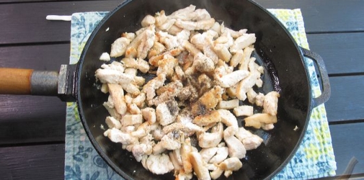 Фото приготовления рецепта: Салат с пекинской капустой, курицей и шампиньонами - шаг №11