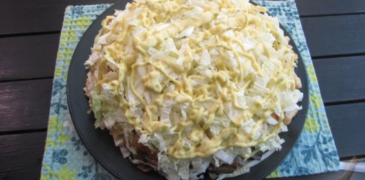 Фото приготовления рецепта: Салат с пекинской капустой, курицей и шампиньонами - шаг №25