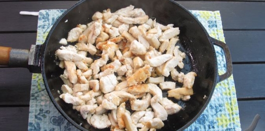 Фото приготовления рецепта: Салат с пекинской капустой, курицей и шампиньонами - шаг №10