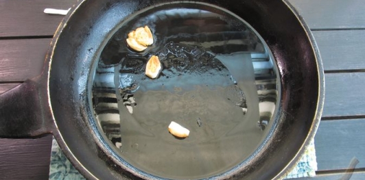 Фото приготовления рецепта: Салат с пекинской капустой, курицей и шампиньонами - шаг №6