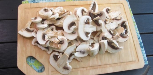 Фото приготовления рецепта: Салат с пекинской капустой, курицей и шампиньонами - шаг №2