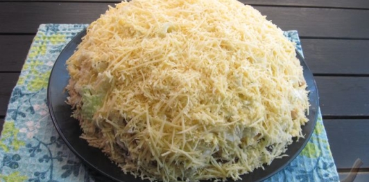 Фото приготовления рецепта: Салат с пекинской капустой, курицей и шампиньонами - шаг №26