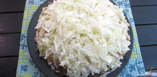 Фото приготовления рецепта: Салат с пекинской капустой, курицей и шампиньонами - шаг №24