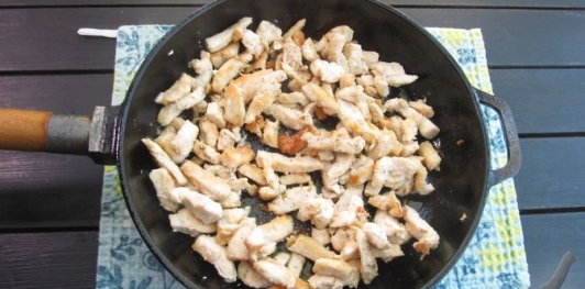 Фото приготовления рецепта: Салат с пекинской капустой, курицей и шампиньонами - шаг №12