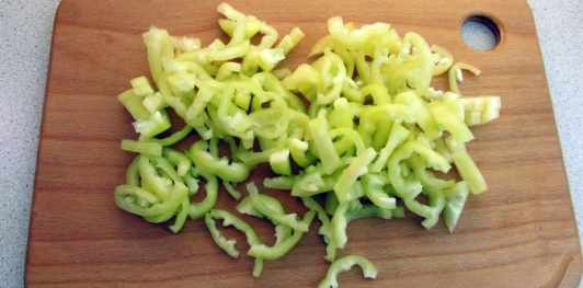 Фото приготовления рецепта: Салат с перцем, помидорами и молодым картофелем - шаг №6