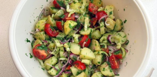 Фото приготовления рецепта: Салат с перцем, помидорами и молодым картофелем - шаг №16