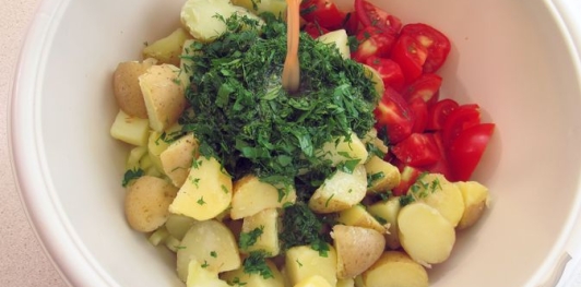 Фото приготовления рецепта: Салат с перцем, помидорами и молодым картофелем - шаг №15