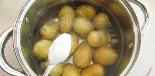 Фото приготовления рецепта: Салат с перцем, помидорами и молодым картофелем - шаг №3