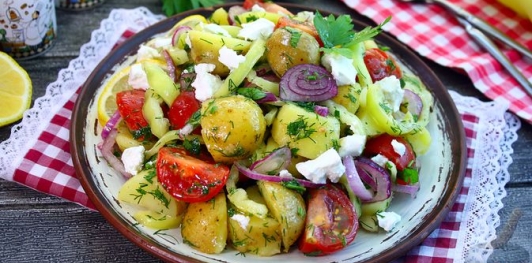 Фото приготовления рецепта: Салат с перцем, помидорами и молодым картофелем - шаг №18