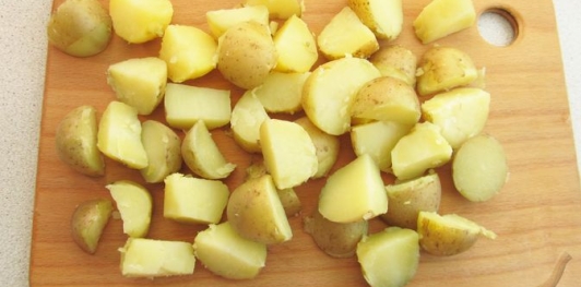 Фото приготовления рецепта: Салат с перцем, помидорами и молодым картофелем - шаг №12