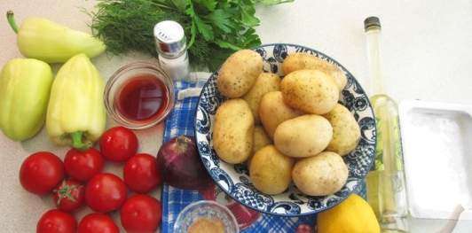 Фото приготовления рецепта: Салат с перцем, помидорами и молодым картофелем - шаг №1