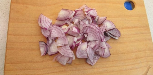 Фото приготовления рецепта: Салат с перцем, помидорами и молодым картофелем - шаг №5