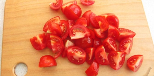 Фото приготовления рецепта: Салат с перцем, помидорами и молодым картофелем - шаг №7