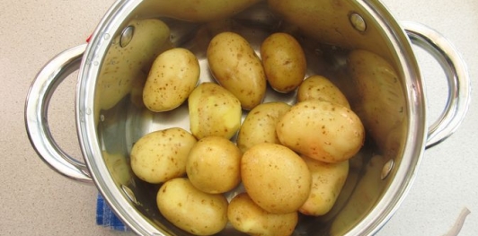 Фото приготовления рецепта: Салат с перцем, помидорами и молодым картофелем - шаг №2