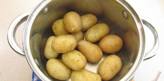 Фото приготовления рецепта: Салат с перцем, помидорами и молодым картофелем - шаг №4