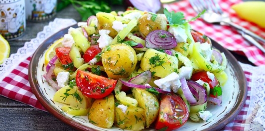 Фото приготовления рецепта: Салат с перцем, помидорами и молодым картофелем - шаг №17